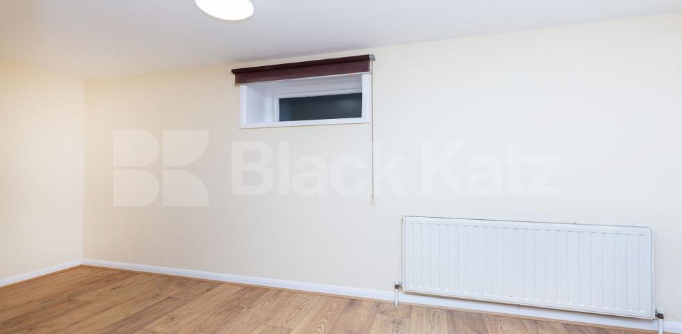 			LOCATION LOCATION LOCATION !!!, 1 Bedroom, 1 bath, 1 reception Flat			 Swan Yard, ISLINGTON N1